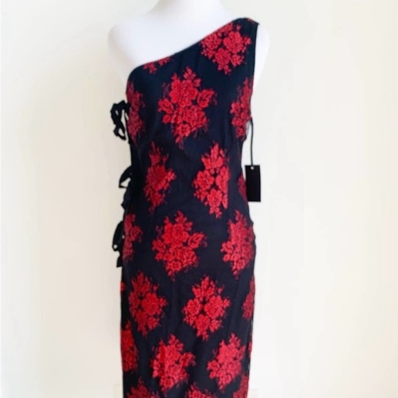 H:ours Leonardo One Shoulder Cut-Out Gown in Spanish Red/Black - Picture 2 of 6